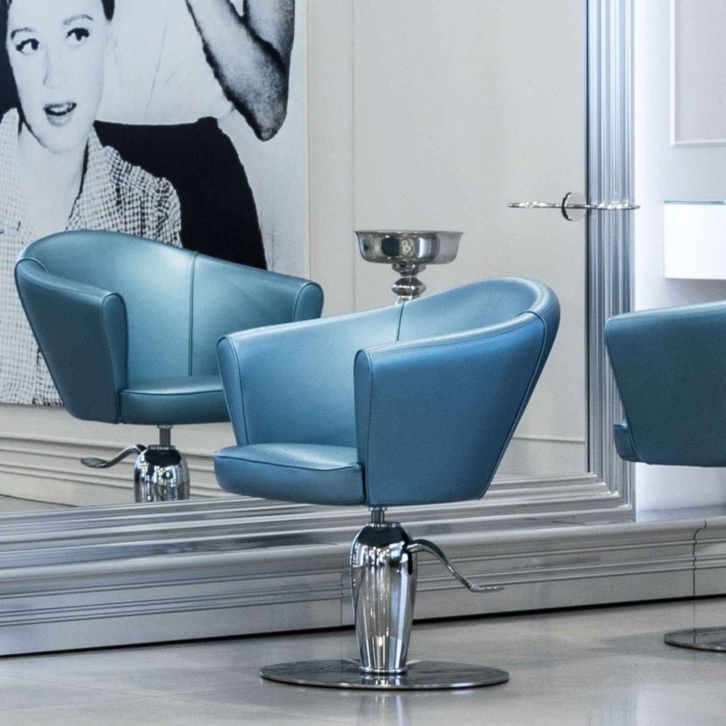 Silla P3582 Musette marca Maletti para estetica de corte con base oval silla barbero