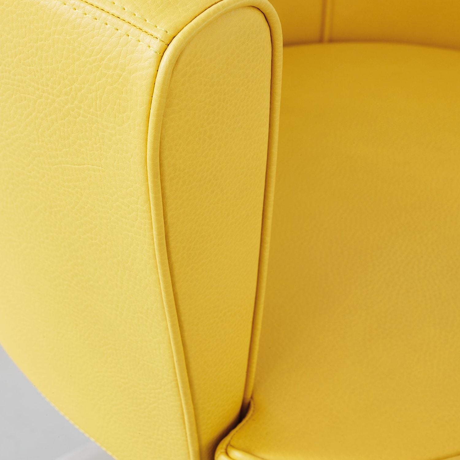 Silla P3582 Musette marca Maletti para estetica de corte con base oval silla barbero