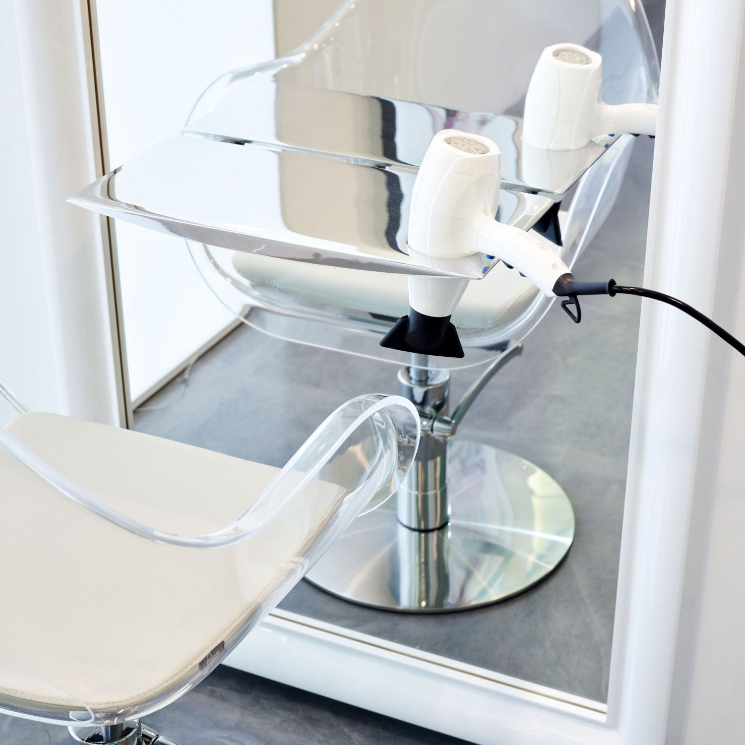 Silla Plexi 3378 marca Maletti para estética de corte acrílico  con base de estrella silla barbero